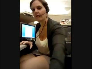 Die Büroangestellte am Arbeitsplatz stößt ihre Muschi mit dem Finger an