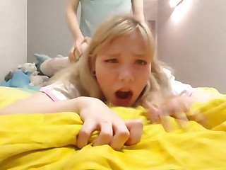 Blasen unter dem Tisch lenkt von der Dota ab