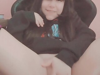 Brasilianische Streamerin wichst ihre Muschi für großzügige Spenden.