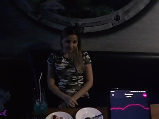 Vibrador en el coño perfectamente alegrado ir al Club de Bolos